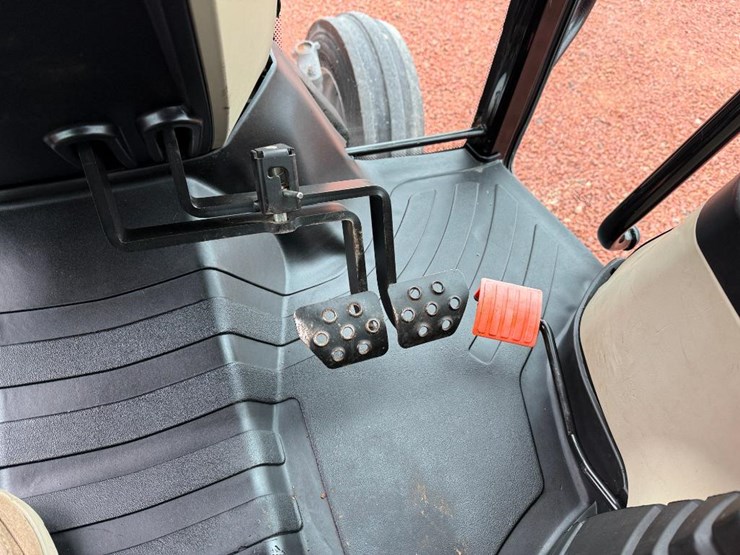 massey-ferguson-4707-image-59