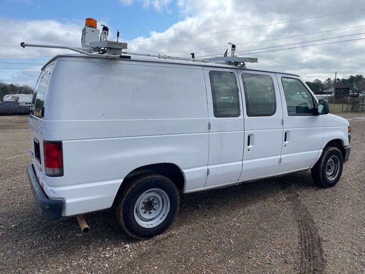 2014-ford-cargo-image-3