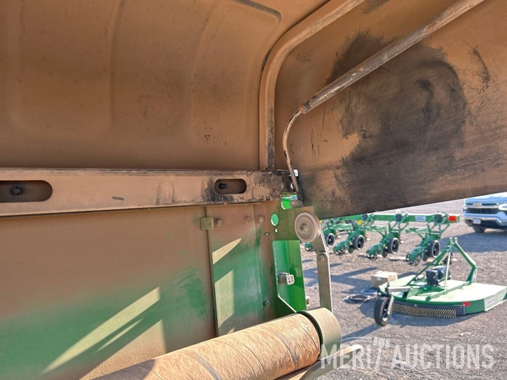 john-deere-561m-image-47