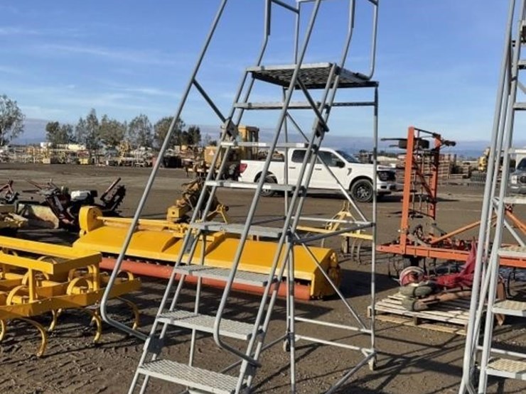 u-line-8.5'-portable-steel-step-ladder-image-1