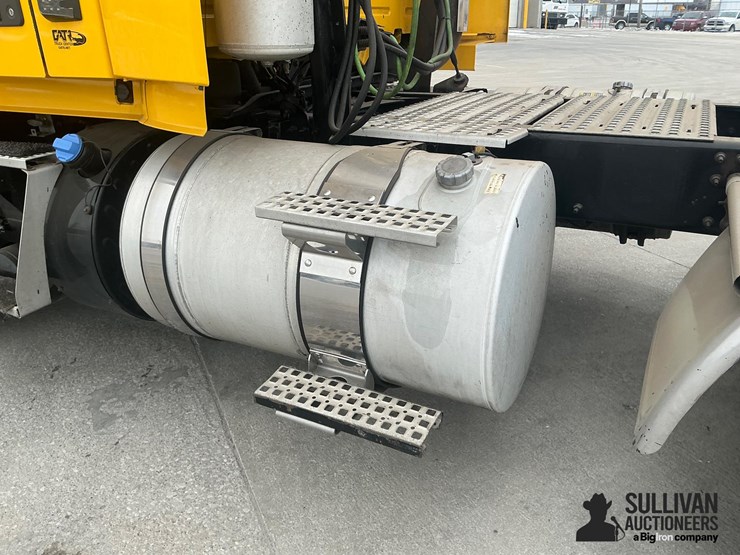 2017-volvo-vnl64t300-image-19