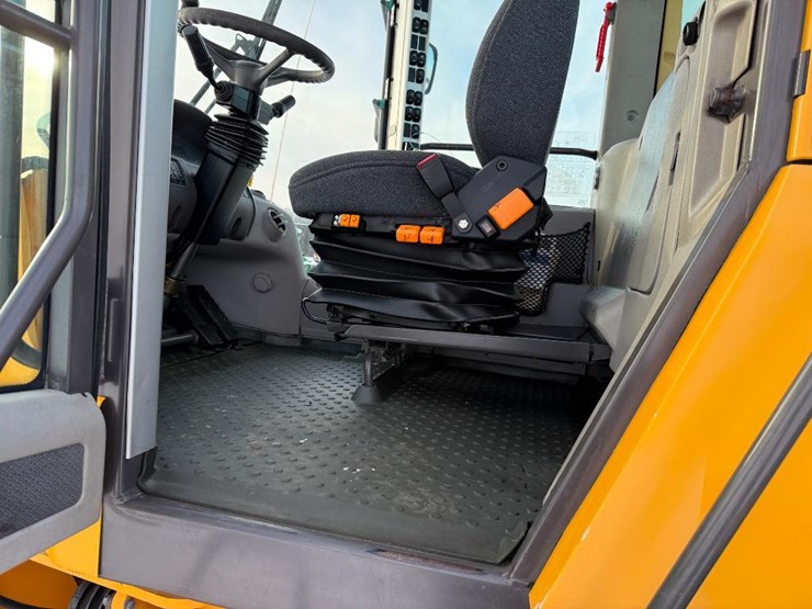 2015-volvo-l90g-image-57