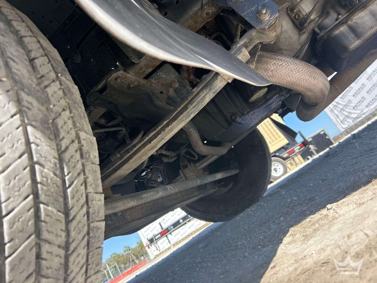 2015-isuzu-npr-image-16