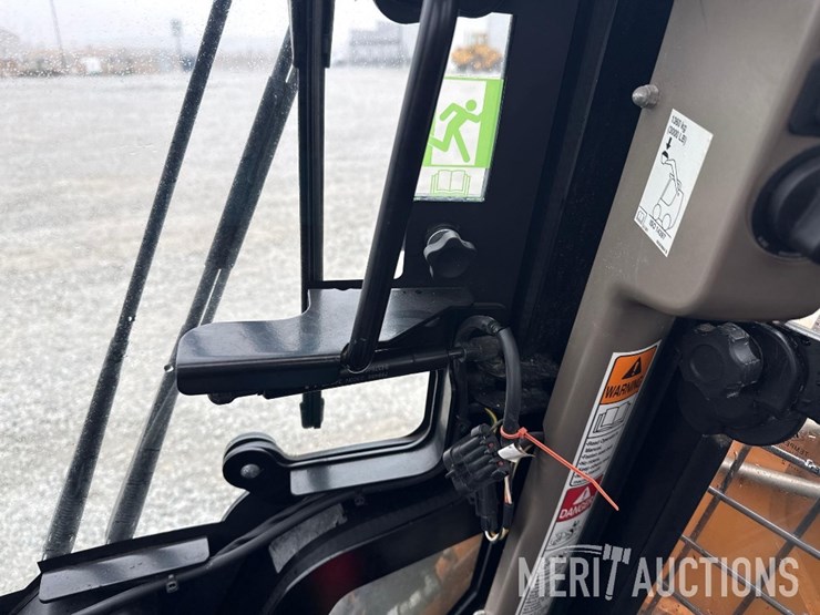 2012-case-sv300-image-33