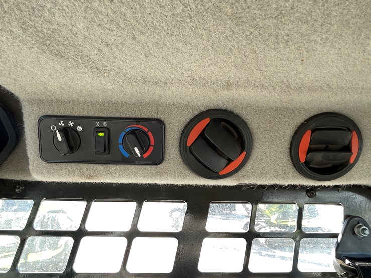 2022-bobcat-t76-image-54