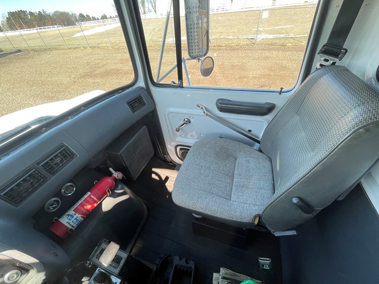 1990-ford-l8000-image-17