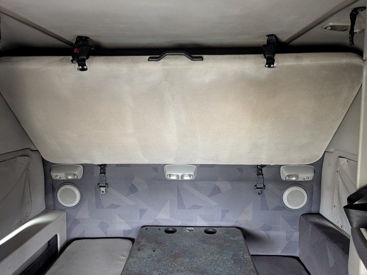 #30942-•-2015-volvo-vnl-tandem-axle-truck-tractor-image-15