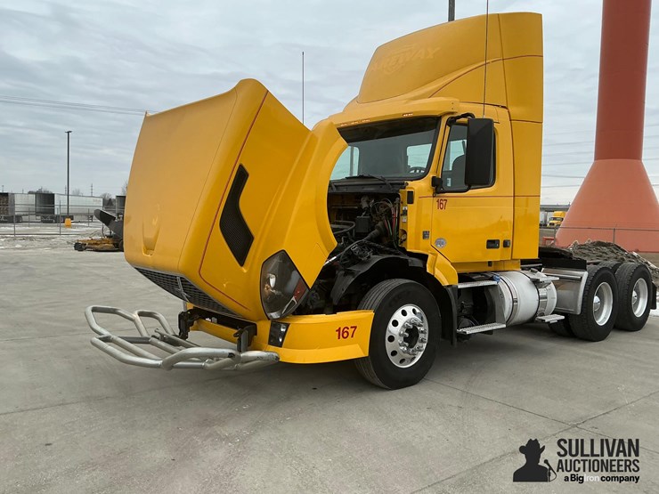 2017-volvo-vnl64t300-image-11