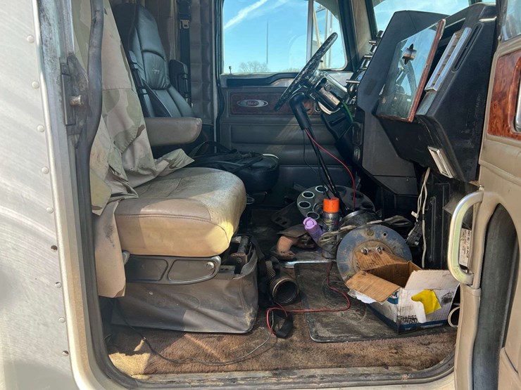 2000-peterbilt-379-image-27