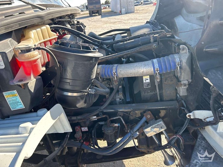 2017-freightliner-m2-106-image-8