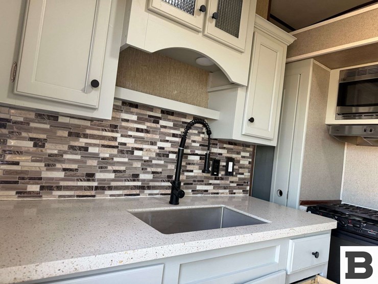 2018-keystone-sprinter-5th-wheel-trailer-image-40