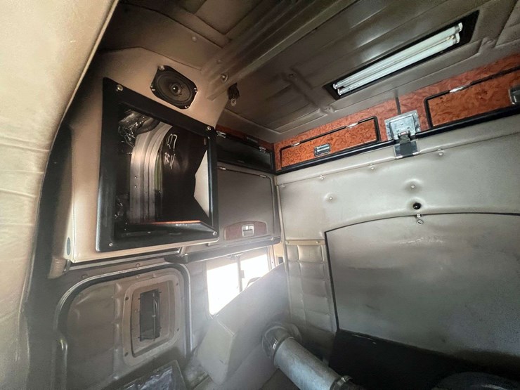 2000-peterbilt-379-image-23