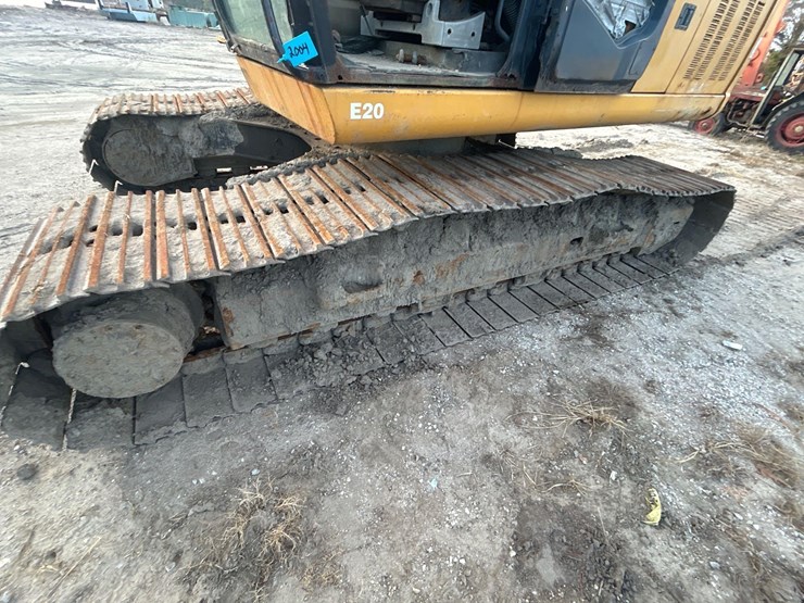 deere-240d-lc-image-15