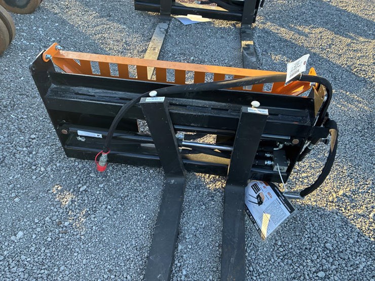 #115409-•-skidsteer-pallet-forks-hyd-adj-image-4