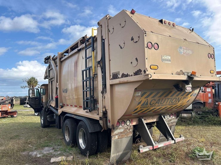 2016-peterbilt-320-image-4