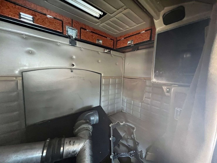 2000-peterbilt-379-image-24