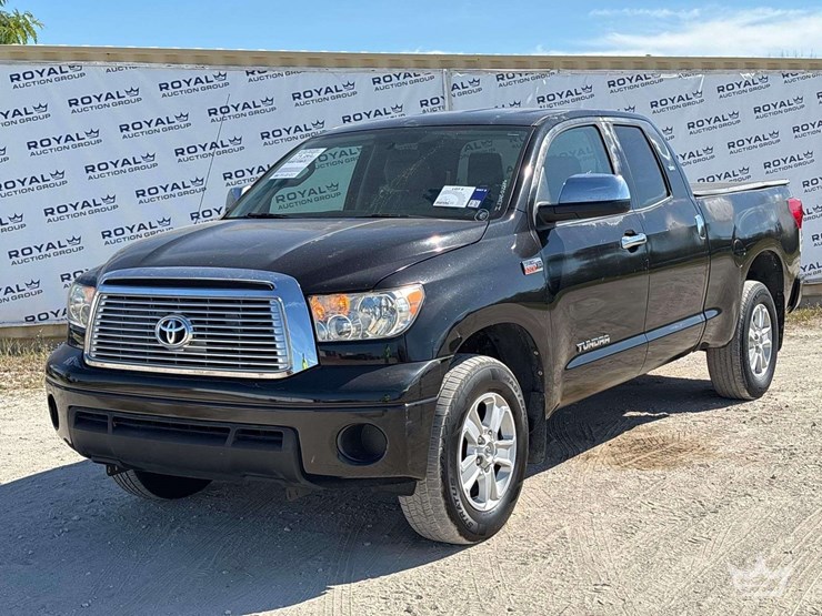2012-toyota-tundra-sr5-image-1