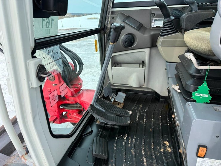 takeuchi-tb240-image-51