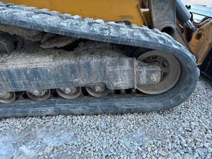 2022-deere-331g-image-15