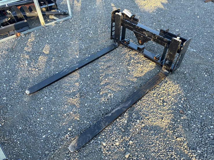 #115443-•-60"-skidsteer-mt-pallet-forks-image-1