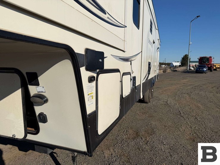 2018-keystone-sprinter-5th-wheel-trailer-image-10