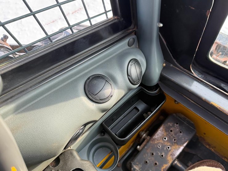 new-holland-l218-image-32