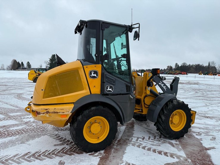 2019-deere-244l-image-4