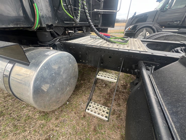 2012-volvo-vn-image-18