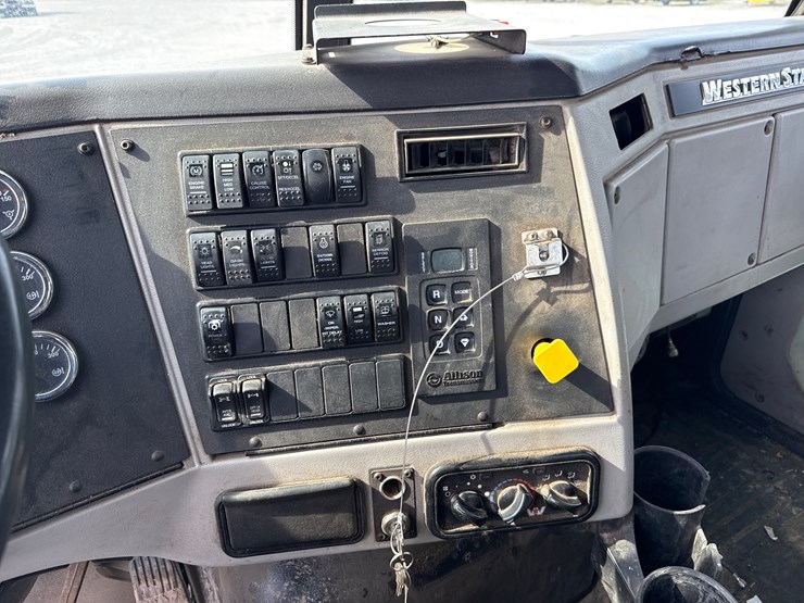 2018-western-star-4700sb-image-32