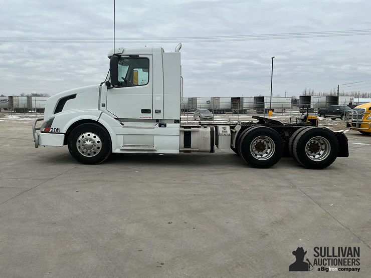 2012-volvo-vnl64t300-image-8