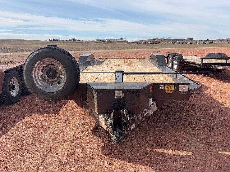 2018-titan-trailer-image-2