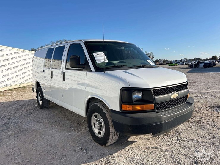 2015-chevrolet-express-2500-image-2