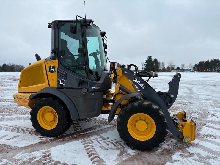 2019-deere-244l-image-3