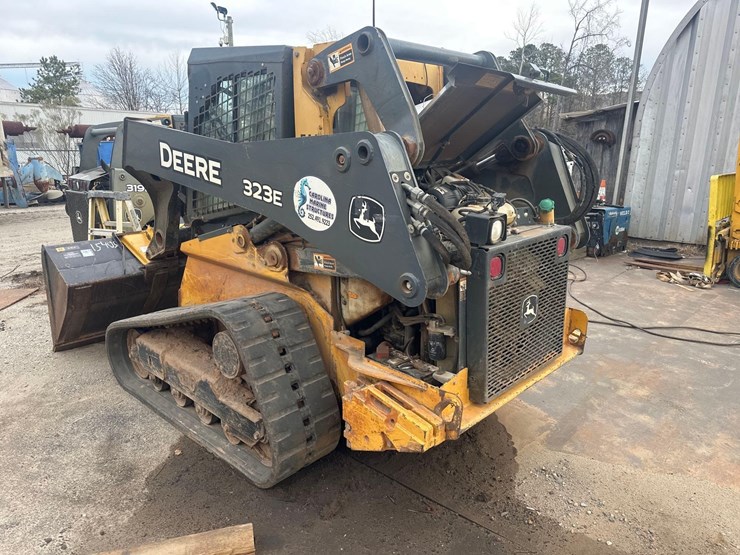 deere-323e-image-5