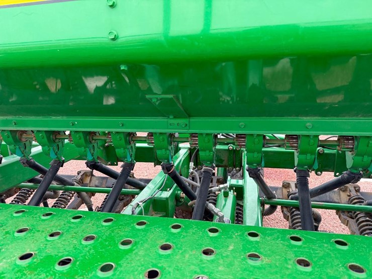2010-john-deere-1590-image-42