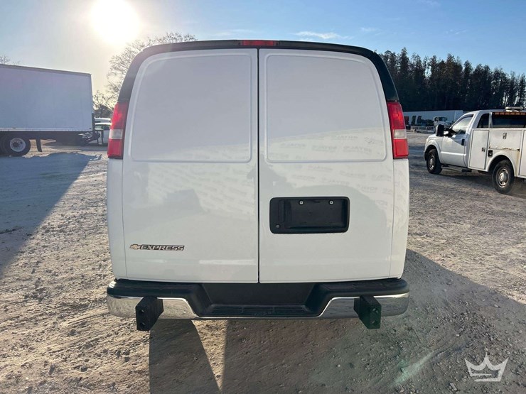 2023-chevrolet-express-2500-image-19
