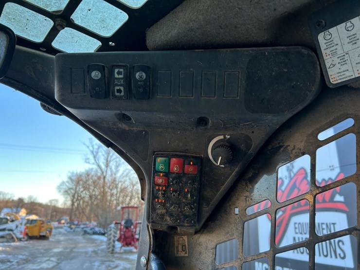 2022-deere-331g-image-23