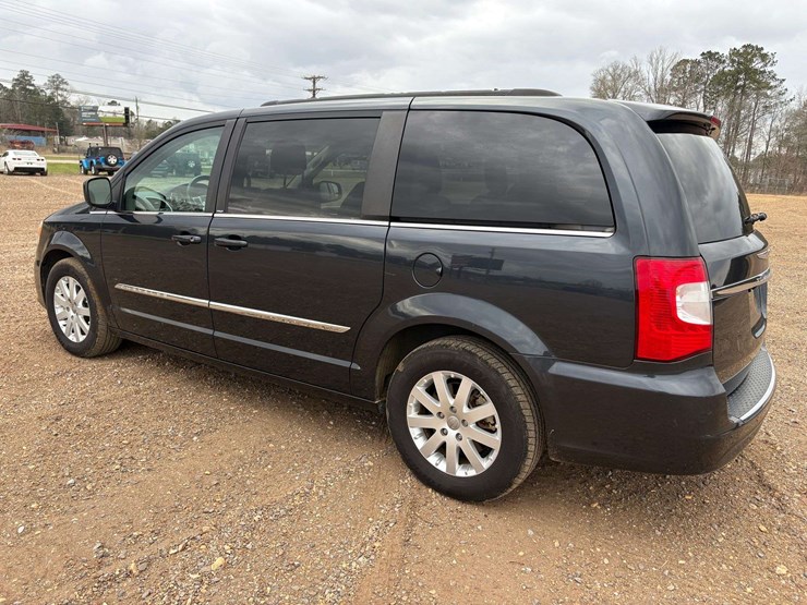 2014-chrysler-town-&-country-image-2