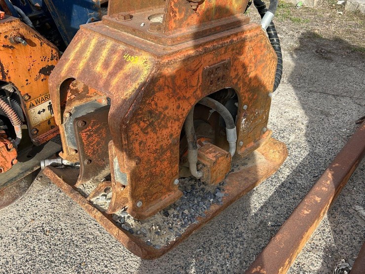 npk-excavator-vibratory-compactor/drver-attachment-image-2