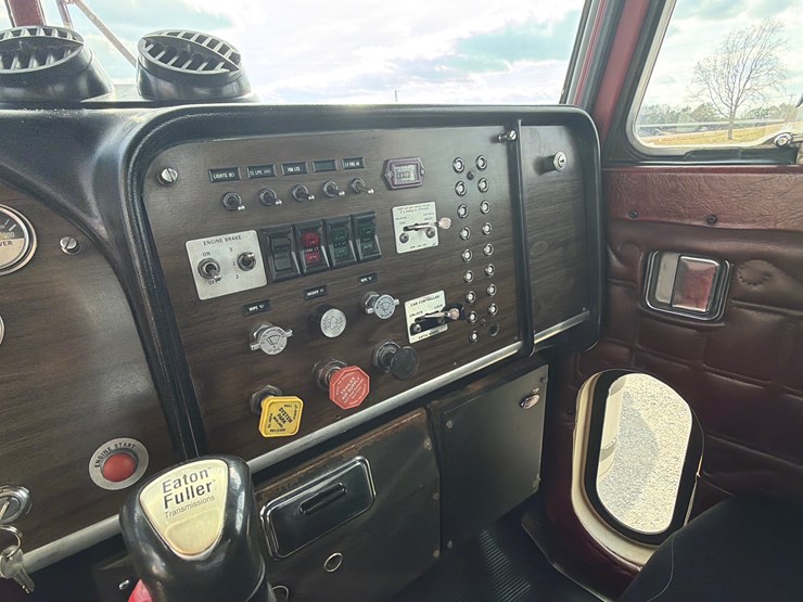 1981-peterbilt-359-image-14