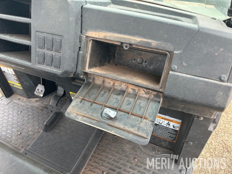 2022-john-deere-gator-image-37