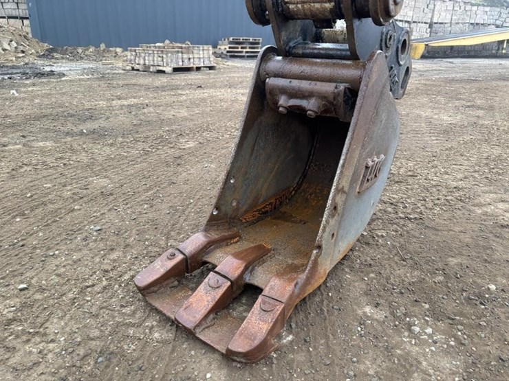 2021-takeuchi-tb240-image-11