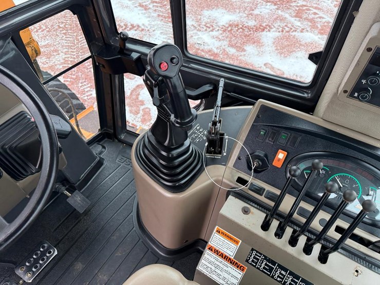 2011-case-570m-xt-image-59