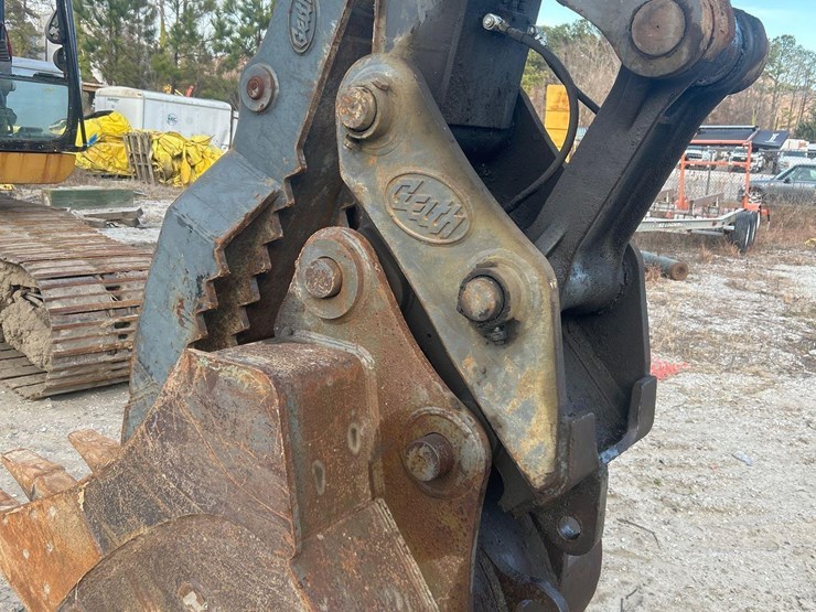 deere-240d-lc-image-23