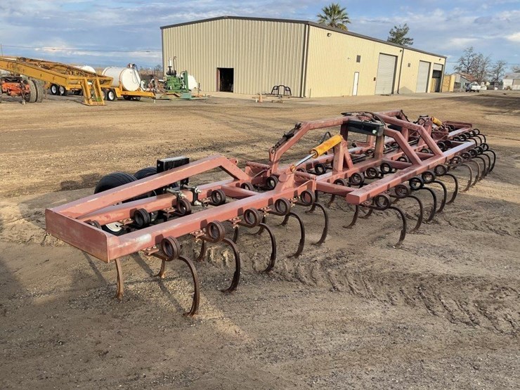 custom-33'-3-pt-fold-up-field-cultivator-image-4