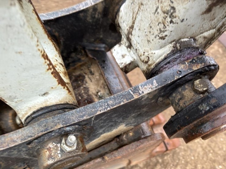 2021-takeuchi-tb240-image-14