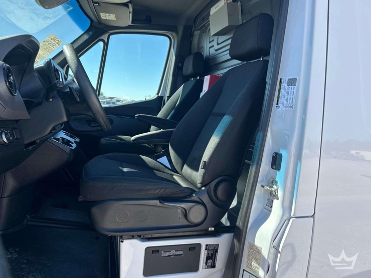 2022-mercedes-benz-sprinter-1500-image-13