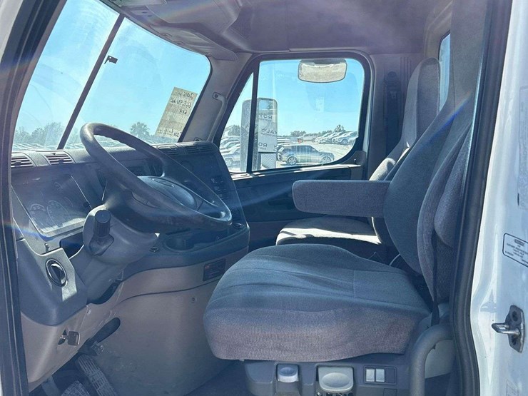 2016-freightliner-cascadia-125-image-12