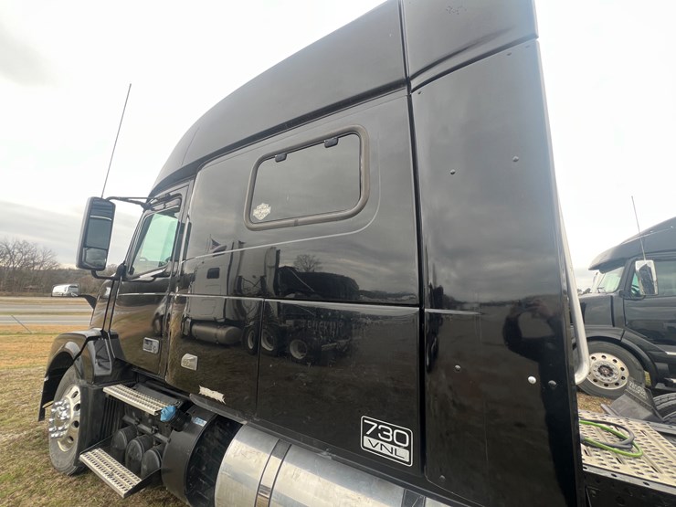 2012-volvo-vn-image-20