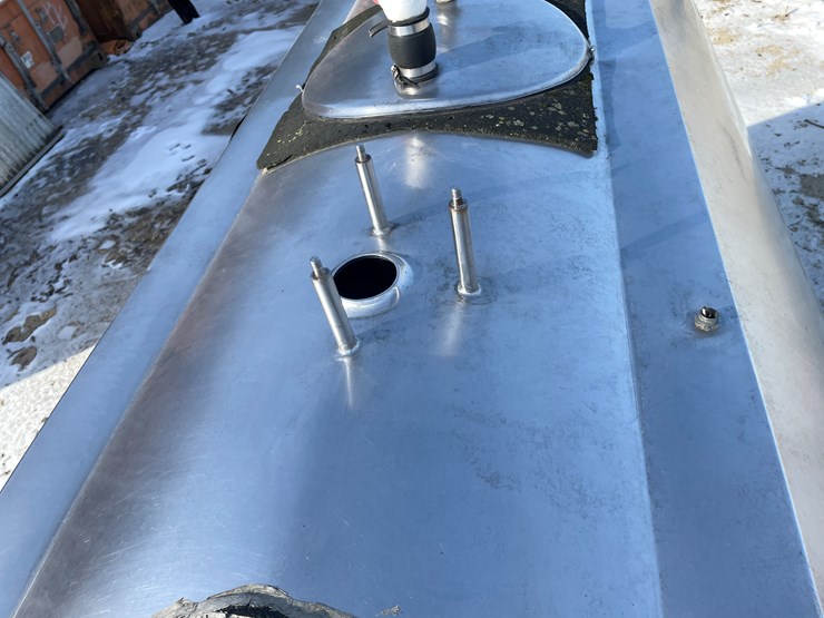 #305-•-600-gallon-mueller-stainless-steel-bulk-tank-image-16